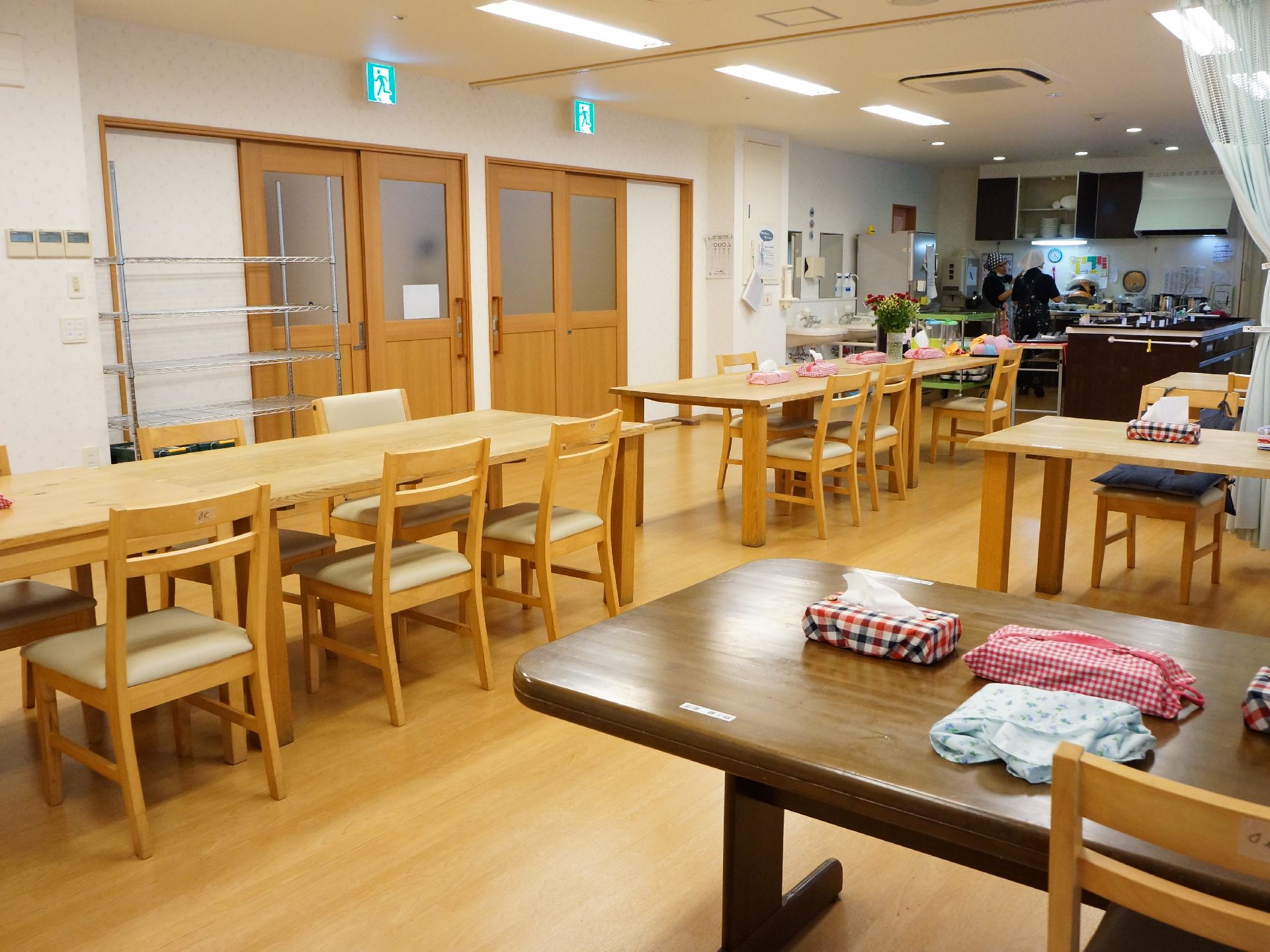 出入り口の扉が2つある為、出入りの際に混雑しない。室内には手洗い場が設置されているので、手を汚したときにすぐに洗う事ができる。