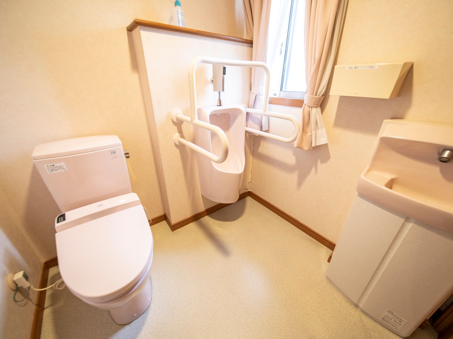 トイレは男女兼用で、広々としており手すりが備わっている。小窓があり明るく開放的で、清掃が行き届き清潔感がある。