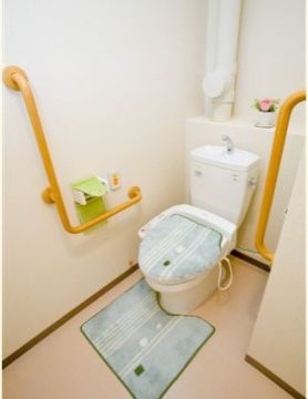 暖房便座付きトイレがあり、周りには見やすい色の手すりが取り付けられている。呼び出しボタンもあり、非常時にスタッフを呼ぶことができる。
