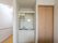 部屋には白を基調としたキッチンがある。キッチンは1人で使用するのにちょうどよい大きさのものになっている。