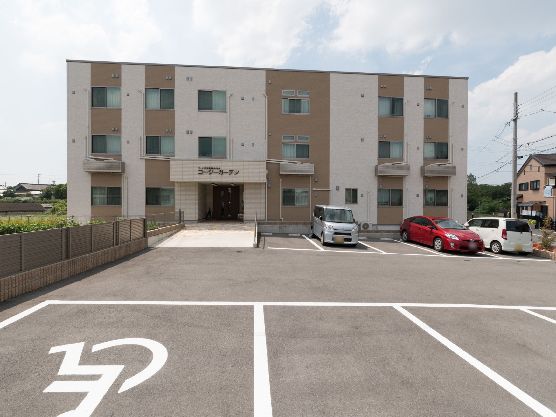 施設は3階建ての作りになっている。施設敷地内には広々としていて、車が10台ほどが止められるスペースになっている。