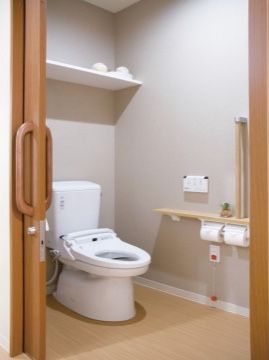 「リアンレーヴ入間」の居室トイレ。介助手すりと緊急コール付きのトイレ。