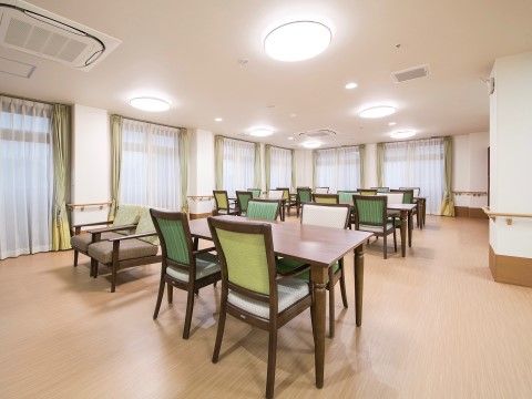 「リアンレーヴ入間」の食堂兼リビング。入居者様の憩いの場になっている。
