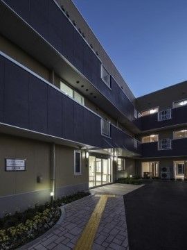 「リアンレーヴ入間」の外観・夜。電気が明るく、夜間も怖さを感じない。