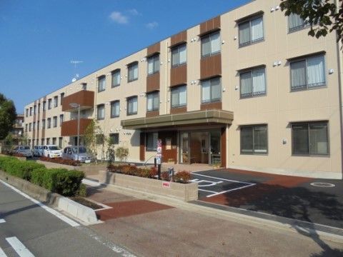 ３階建ての、クリーム色と明るい茶色のツートンカラーの外壁の建物である。玄関周りに段差がなく、入口にはひさしが付いている。