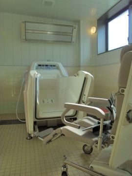 専用の車椅子と浴槽がドッキングするタイプの、特殊な浴槽を備えた浴室である。浴室内には暖房も設置されている。