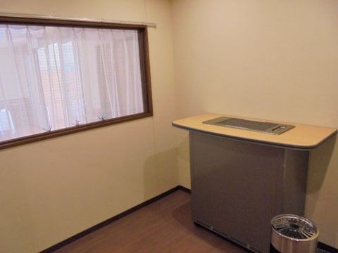 大型の灰皿の備わった、喫煙専用の小部屋である。室内なので季節や天候にかかわらず利用することができる。窓があるため閉塞感がない。