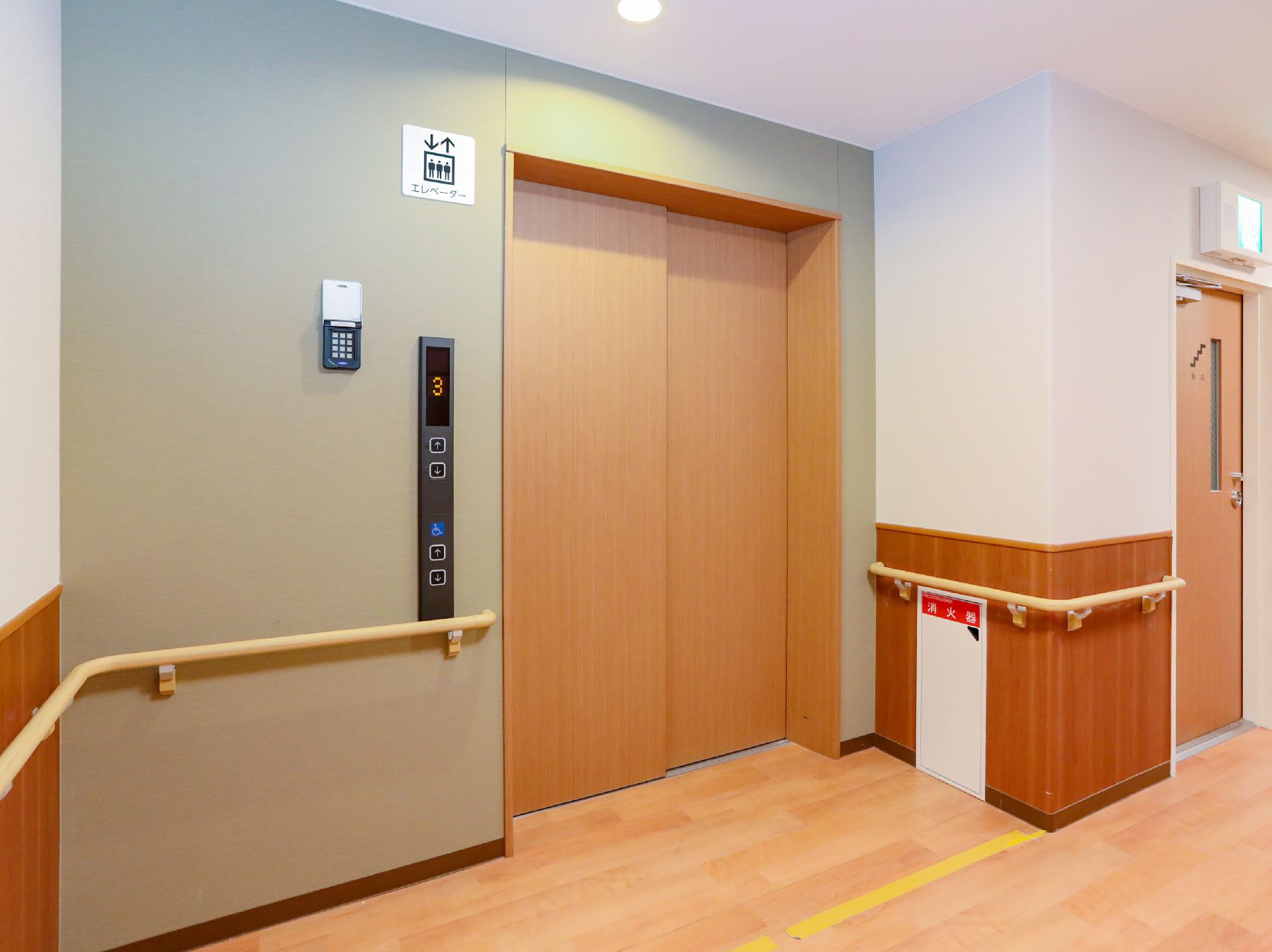 手すりがついていてエレベーターに入りやすい廊下