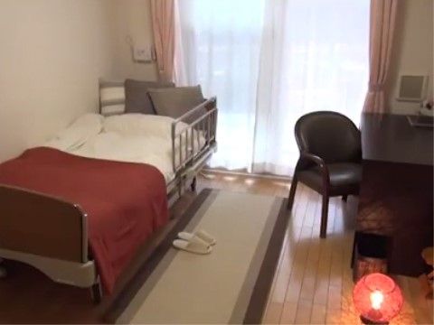 「花珠の家おおもり」の居室。介護ベッドはシングルとなっている。