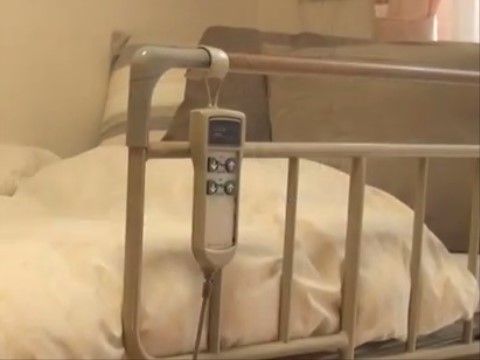 「花珠の家おおもり」のリクライニングベッド・リモコン。ボタンを押すだけの電動システム。