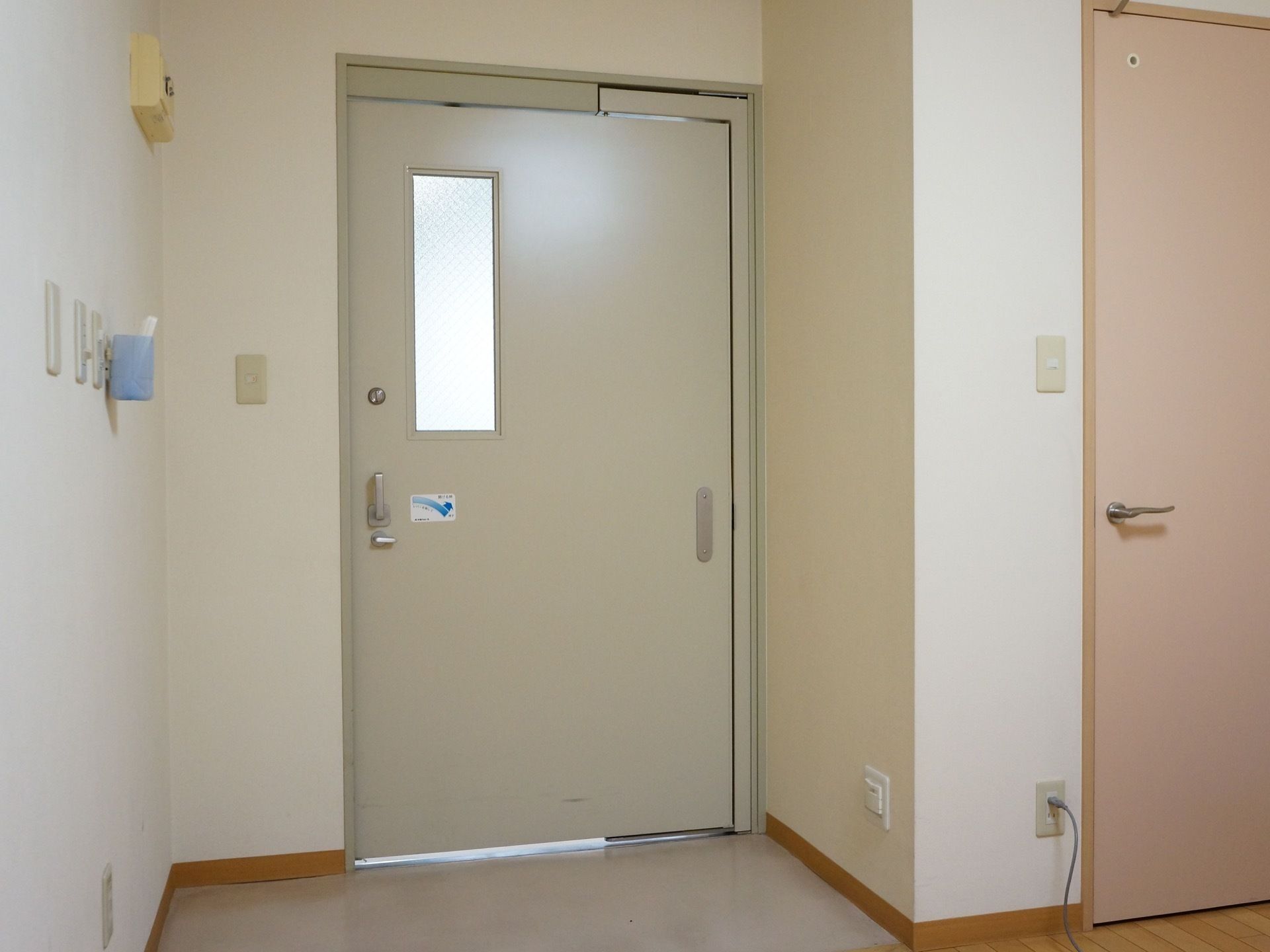 グレー色の扉を設置している。鍵をかけられる特殊な扉で、開け方にも特徴がある。周りは白い壁になっており、清潔感がある。