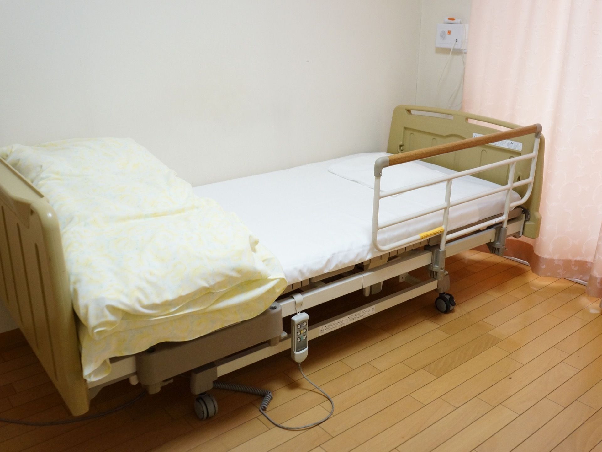 居室にはベッドを設置している。リモコンがあり、ボタンの操作で角度などを自由に変えることができる。転落防止用の柵があり、安全である。