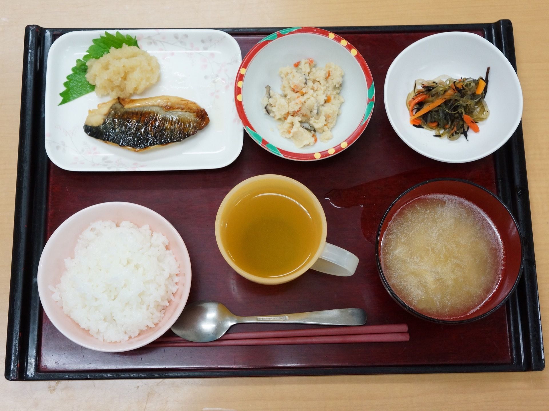食事は栄養バランスが考えられており、ヘルシーな献立である。箸の他、スプーンも添えられており、食べやすい配慮がされている。