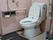 温水洗浄便座の洋式トイレを設置しており、快適である。手すりを設置しているので、安全に利用することができる。