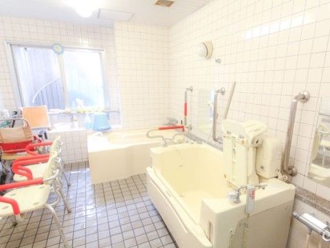 壁際に、二台の入浴補助浴槽が設置されている機械浴室