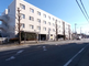 都市の道路沿いにある建物