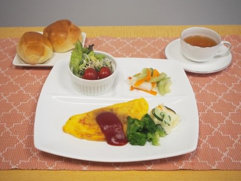 ひとつのプレートに、オムレツとブロッコリー、ポテトサラダなどが盛り付けられている食事