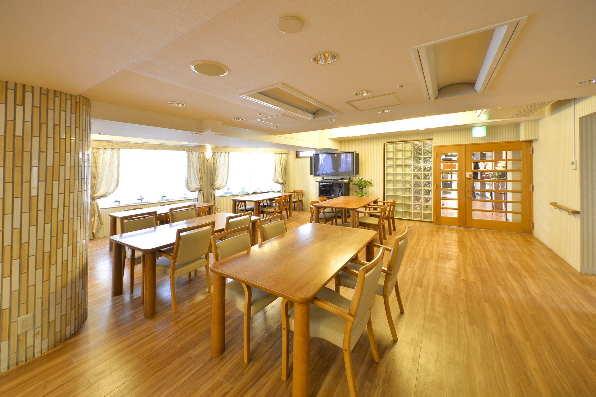 「住宅型有料老人ホーム ガーデンテラス座間」のデイサービスルーム。リビング、食堂と変わらない。