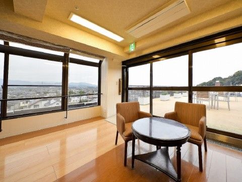 「住宅型有料老人ホーム ガーデンテラス座間」のスカイラウンジ。山々や街並みの眺められる。