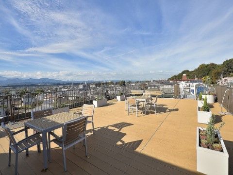 「住宅型有料老人ホーム ガーデンテラス座間」の屋上。日当たりや風を感じられる屋上テラス。