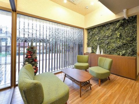 「住宅型有料老人ホーム ガーデンテラス座間」の談話スペース。和気藹々と楽しくお喋りができる。