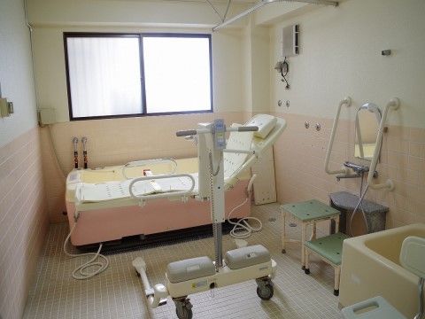 「住宅型有料老人ホーム ガーデンテラス座間」の機械浴室。介護度が重めの方も入浴できる。