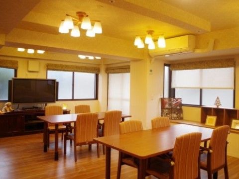 「住宅型有料老人ホーム ガーデンテラス座間」のデイサービスルーム。リビング、食堂と変わらない。