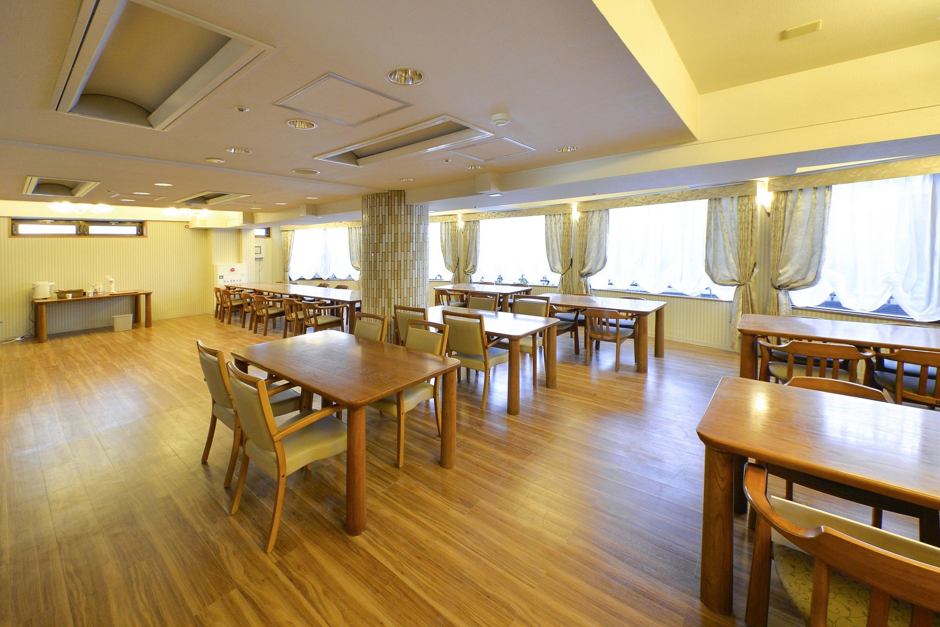 「住宅型有料老人ホーム ガーデンテラス座間」の共有スペース。吹き抜けのある共有スペースである。