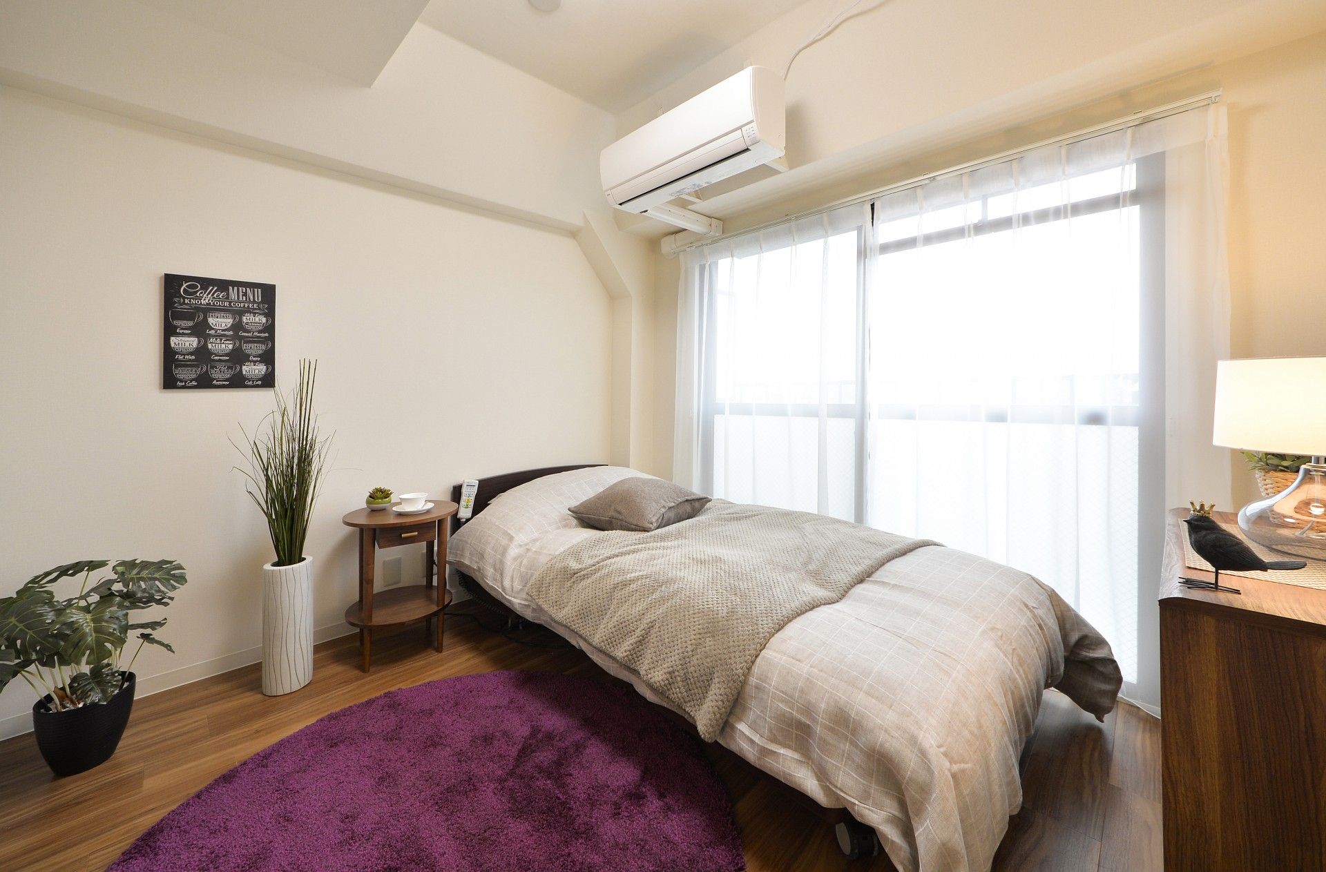 「住宅型有料老人ホーム ガーデンテラス座間」の居室。プライベートの時間を設けている。