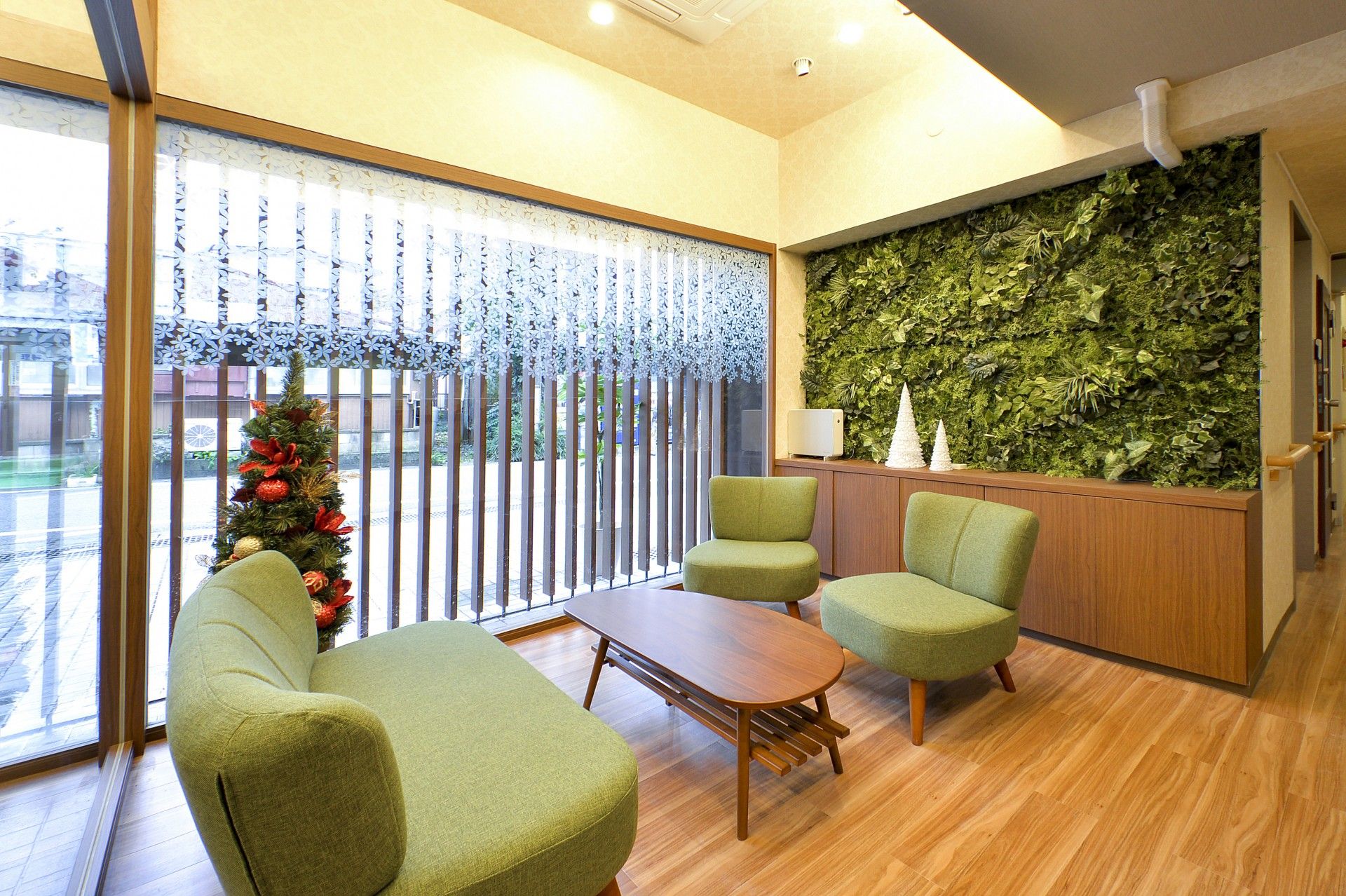 「住宅型有料老人ホーム ガーデンテラス座間」の談話スペース。和気藹々と楽しくお喋りができる。