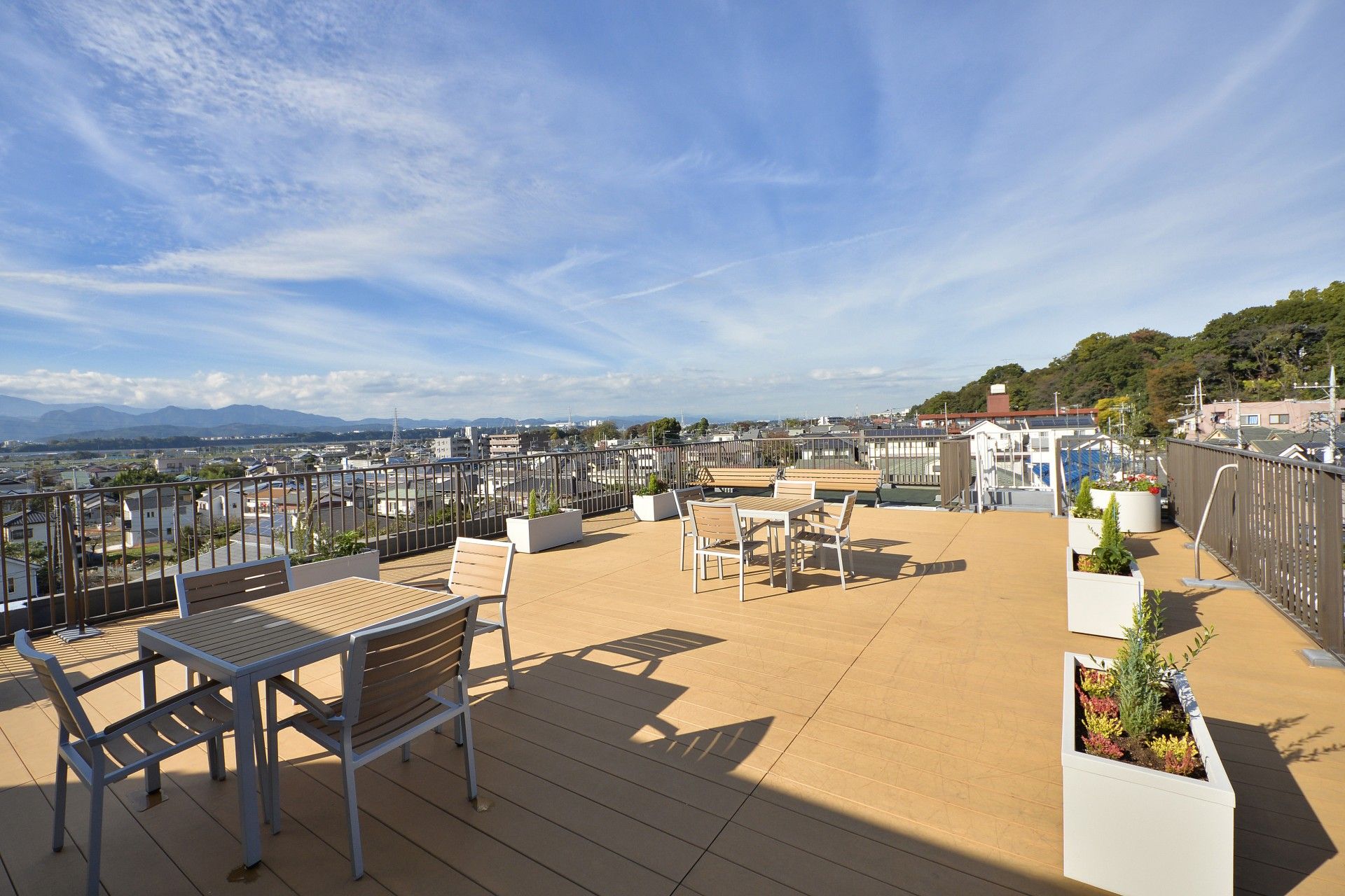 「住宅型有料老人ホーム ガーデンテラス座間」の屋上。日当たりや風を感じられる屋上テラス。