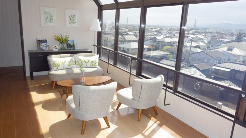 テーブルや椅子、ベンチが設置されている施設の屋上デッキ