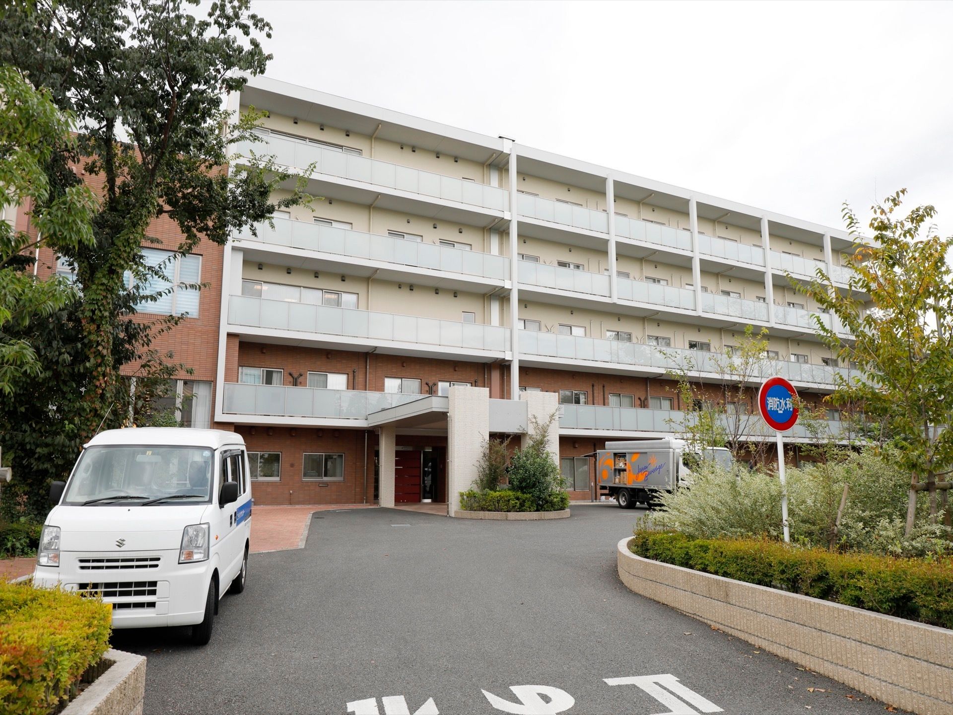 施設はマンションのような見た目の５階建ての建物である。周りには緑も感じられて、リラックスした環境で暮らすことができる。