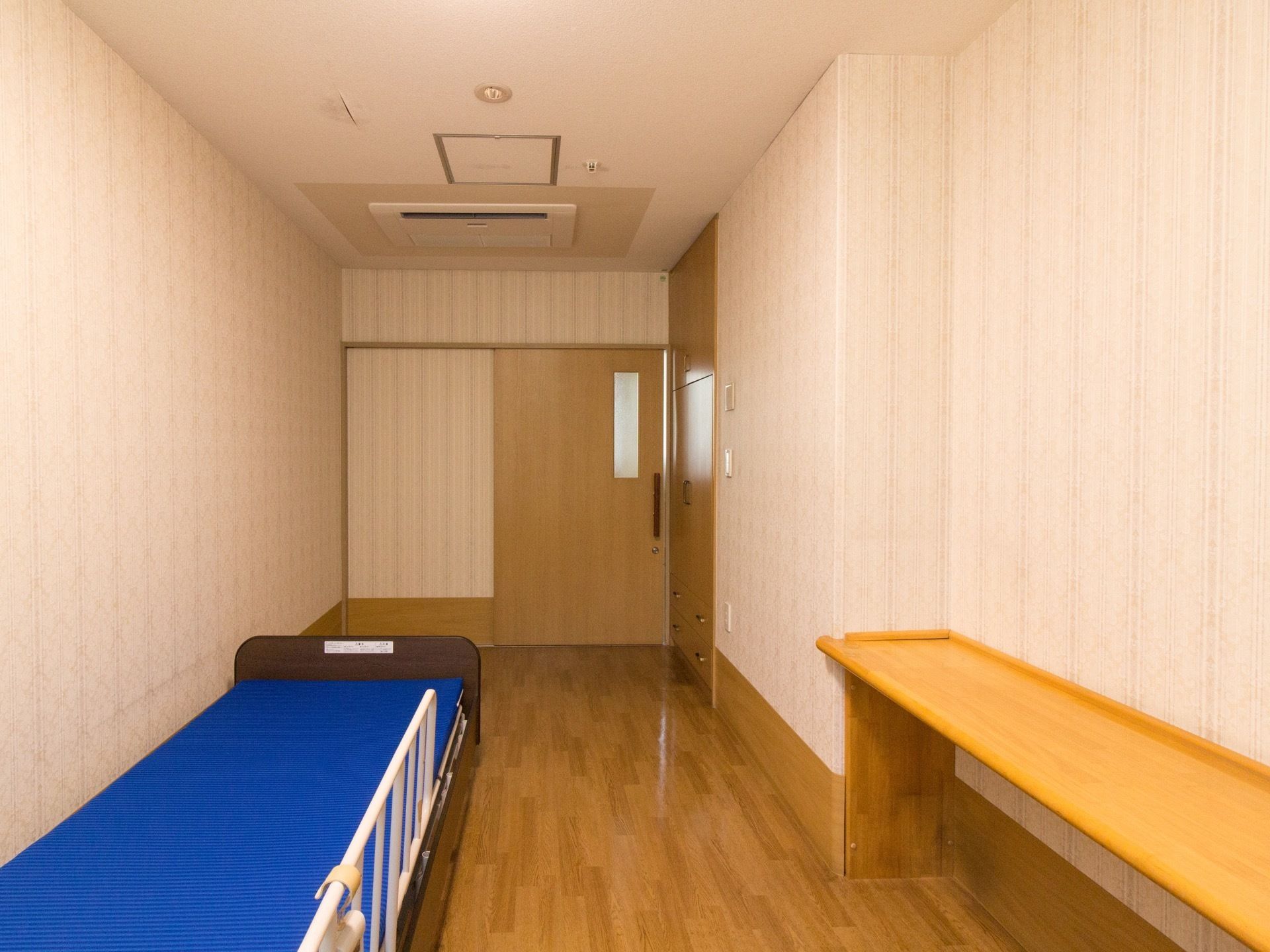 空調設備が整ったワンルームの居室である。扉はスライド式となっており、鍵が掛けられるようになっている。