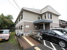 施設は２階建ての建物で、入口まではゆるやかなスロープが設置されている。スロープには点字ブロックが敷かれている。