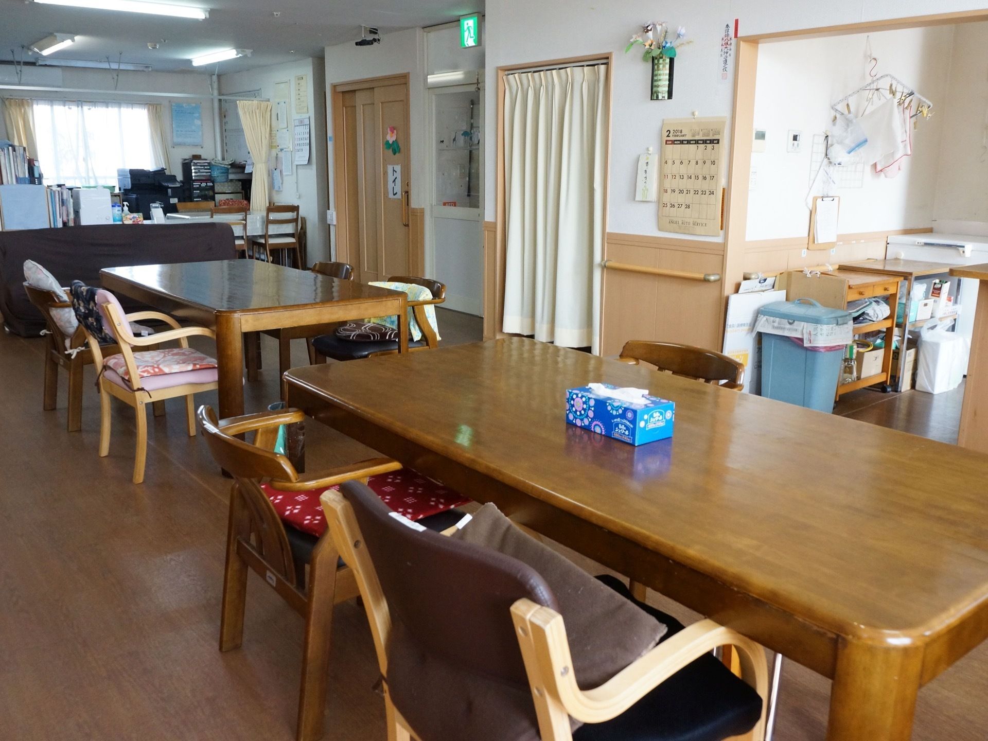 ダイニングを兼ねた共有スペースには、テーブルやイスが置かれている。フロアの床は段差のないバリアフリーとなっている。