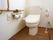 トイレには温水洗浄便座のついた、洋式便器を設置している。また壁には手すりがあり、ナースコールが取り付けられている。