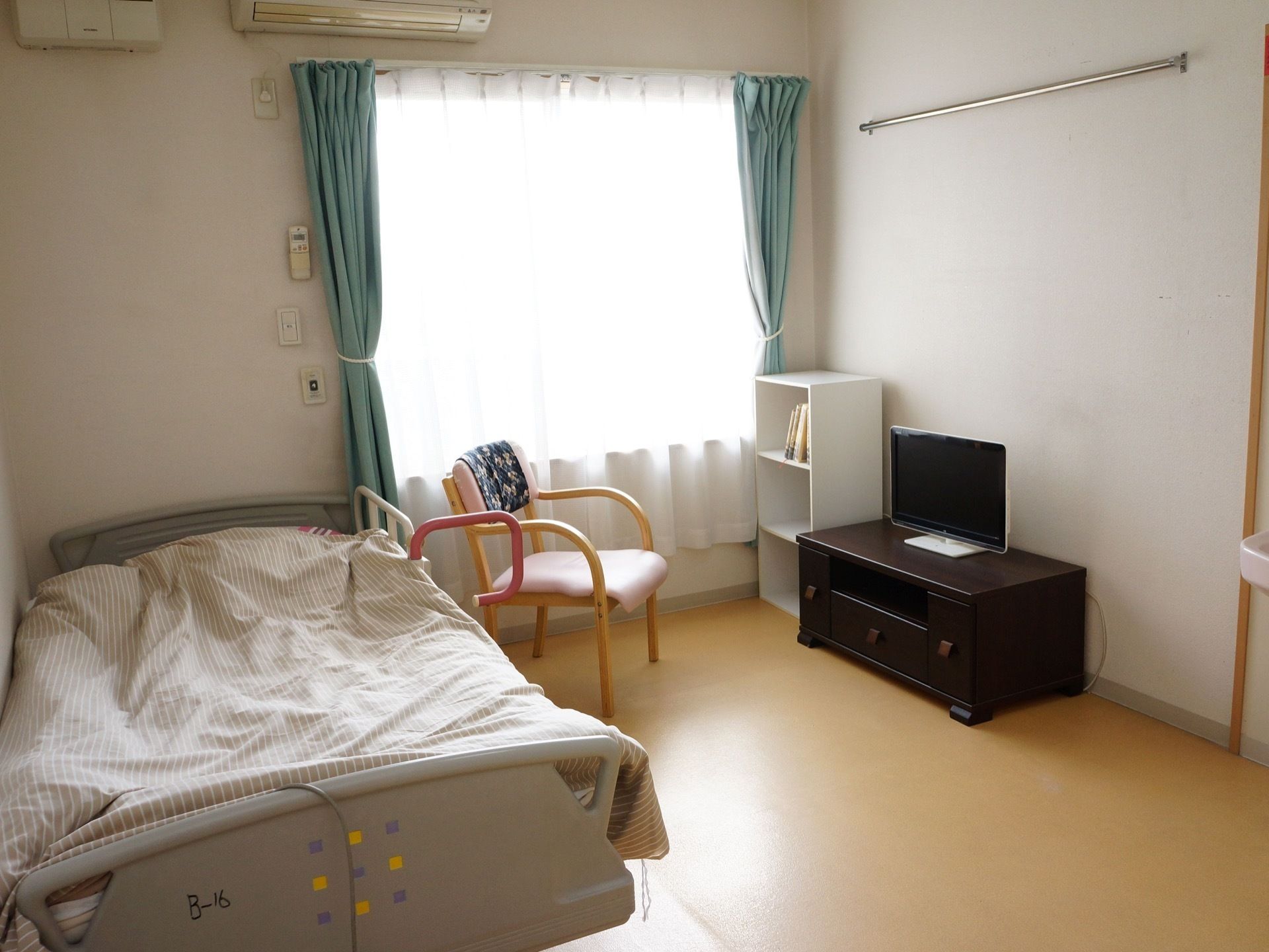 居室の床はなめらかで、段差などは一切ない。日差しがたっぷりと入る大きな窓を設け、上部にはエアコンを設置している。