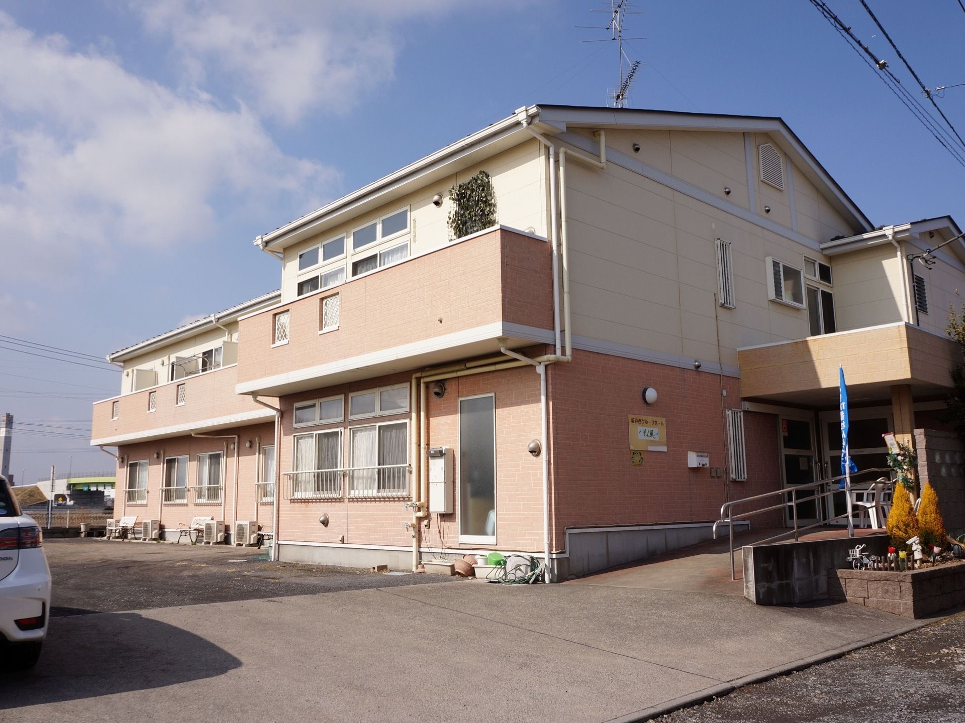 施設の建物は二階建てで、上階にはベランダを設置している。前面には広い庭があり、周辺に高い建物などもないので日当たりが良い。