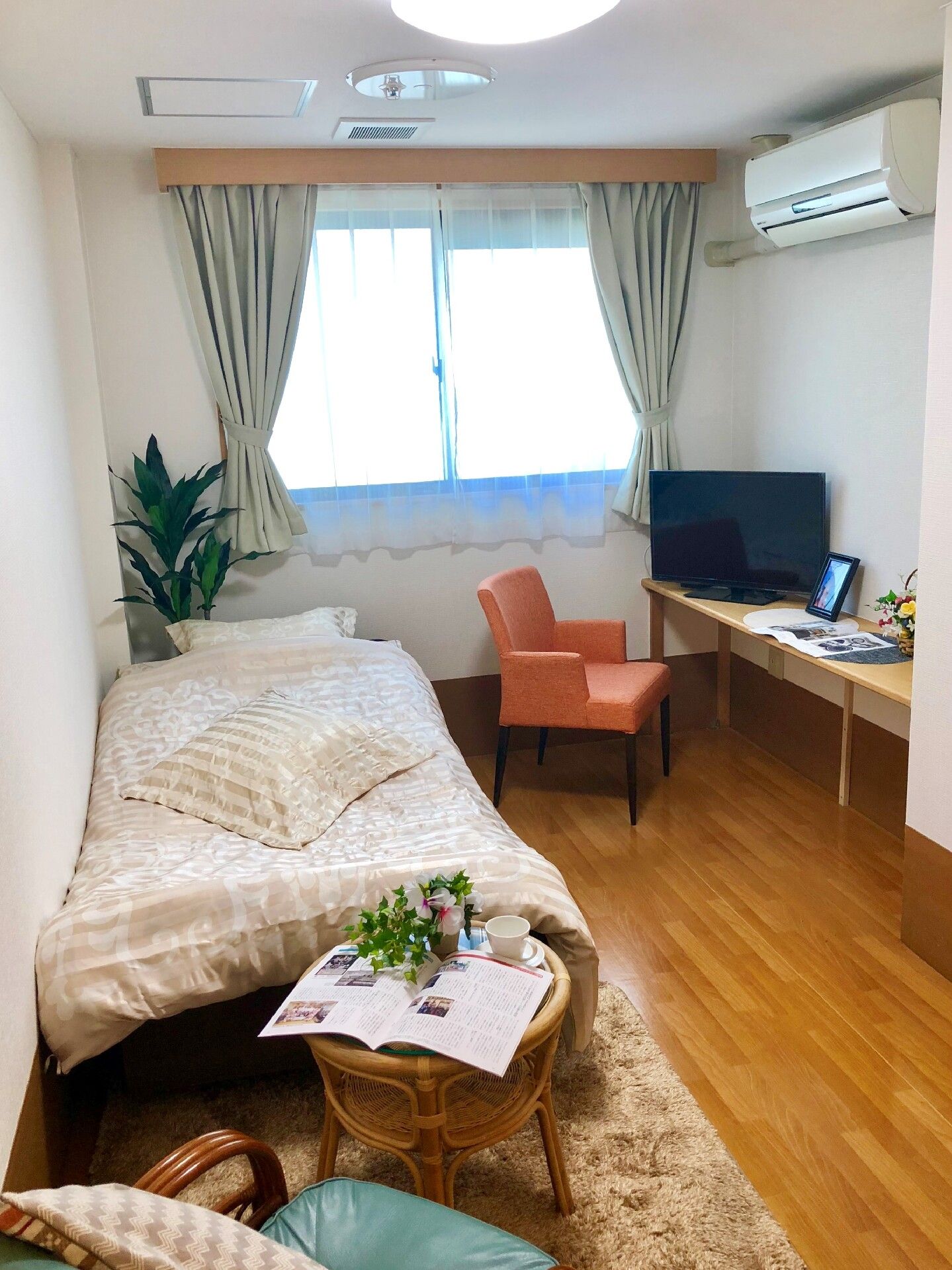 芦屋ケアセンターそよ風の居室。介護用ベッドや机、クローゼットが完備されている。