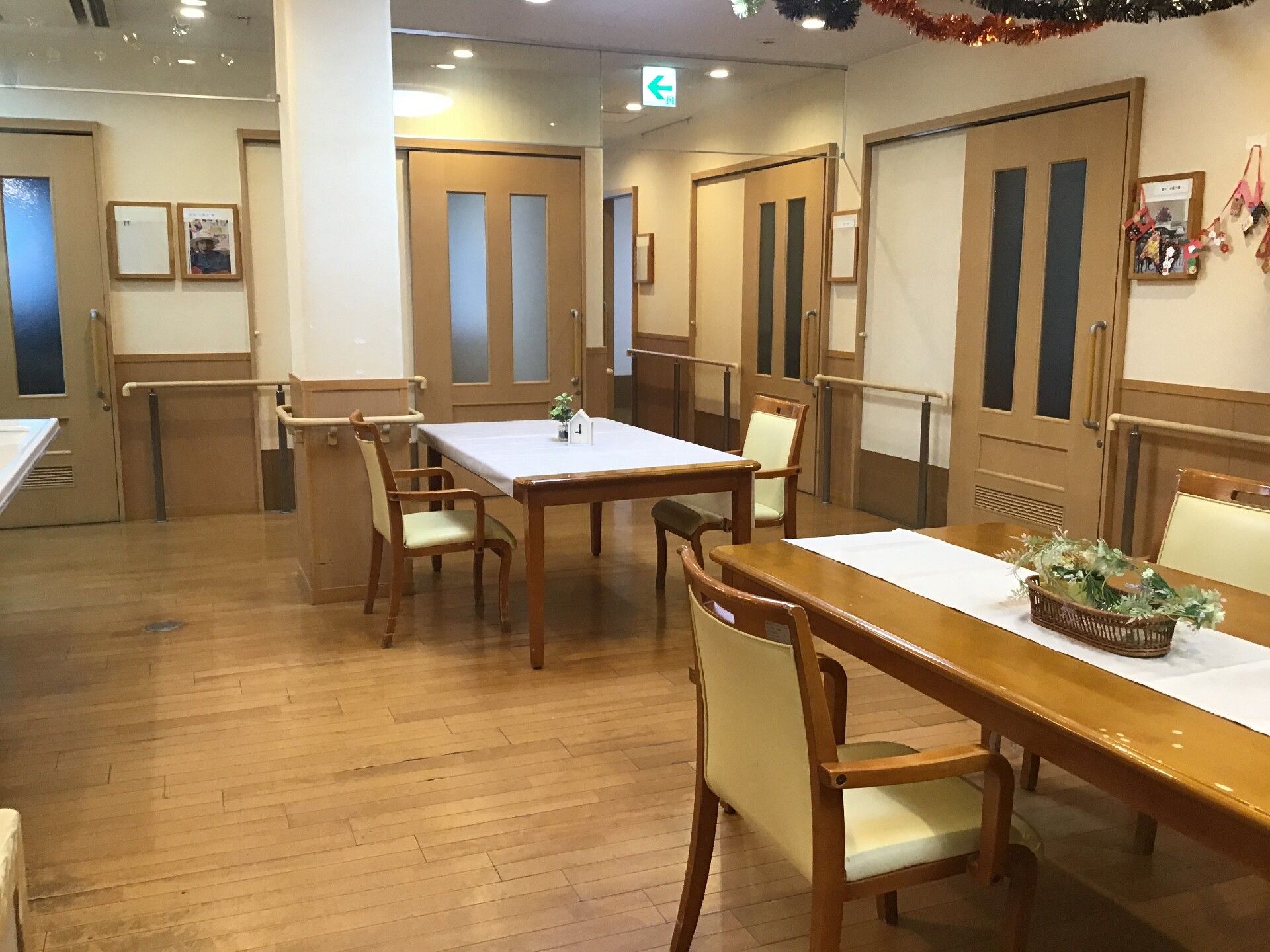 芦屋ケアセンターそよ風の日常風景。TVを見ながら雑談を楽しめる仕様になっている。