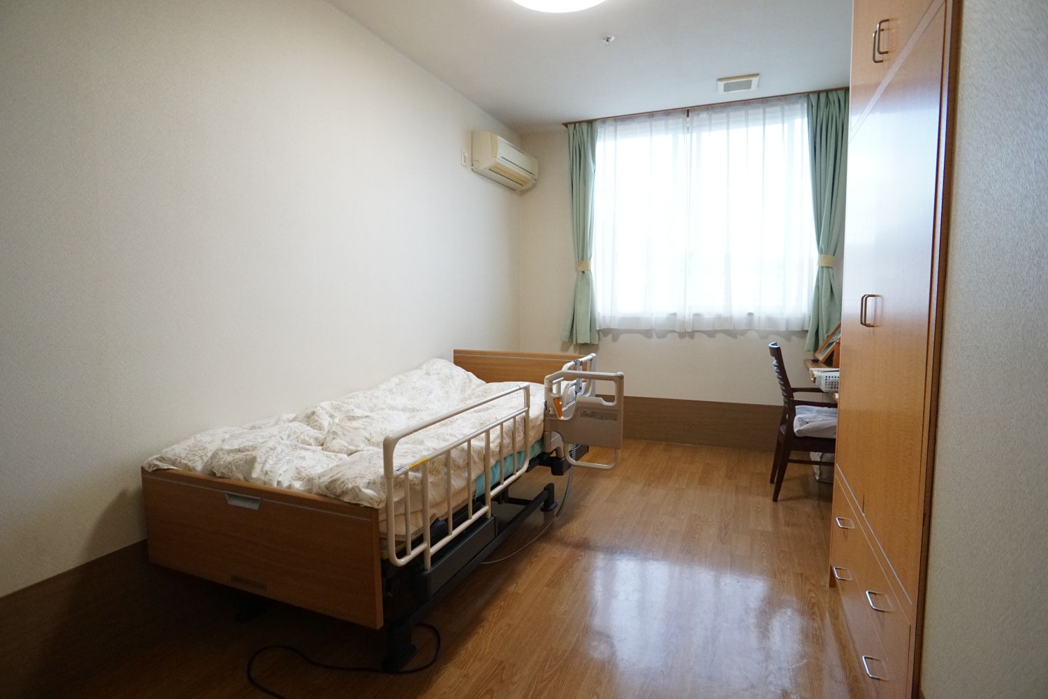 窓があるので日差しが差し込む広々とした居室