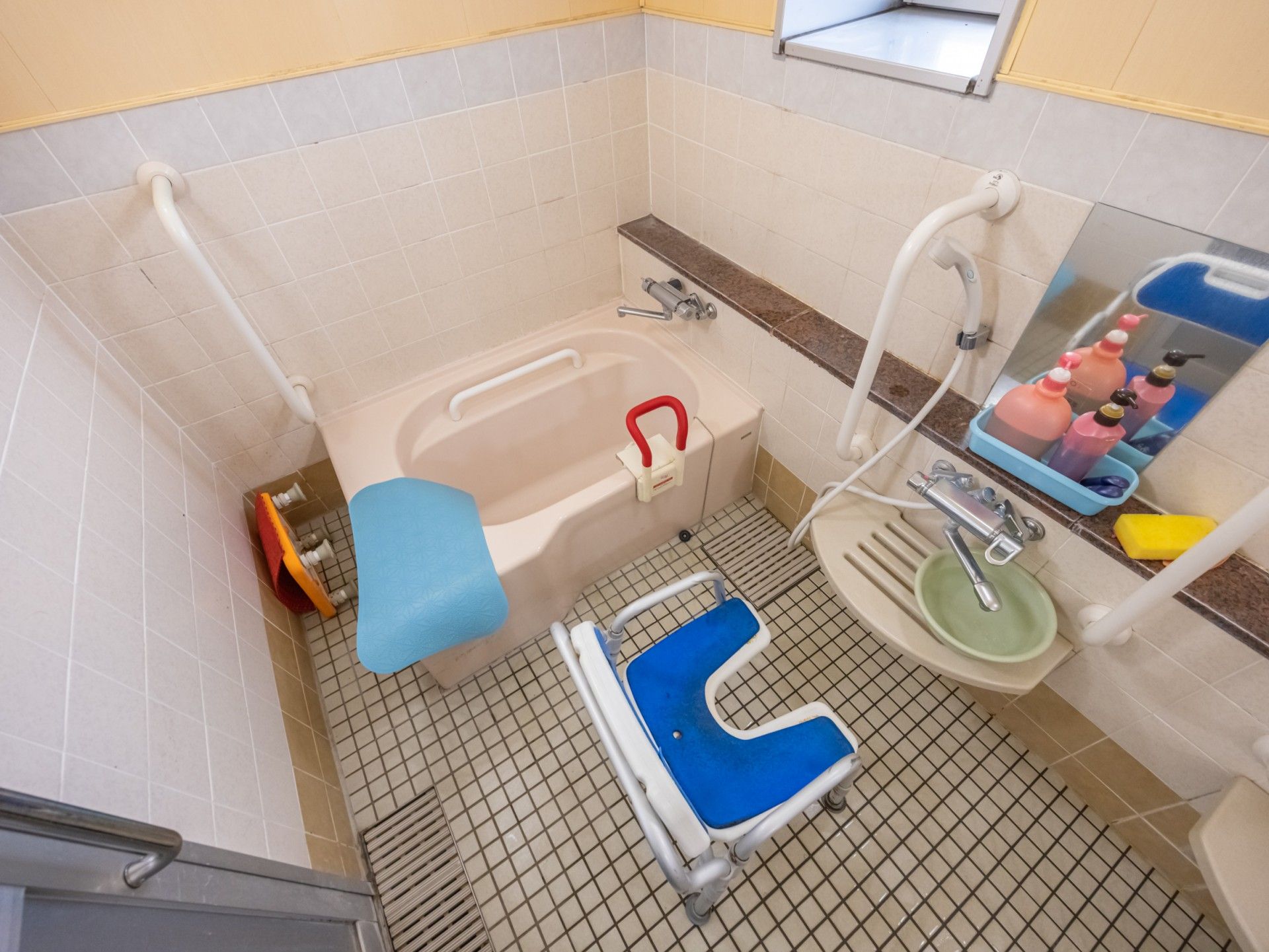 バリアフリー設計の浴室