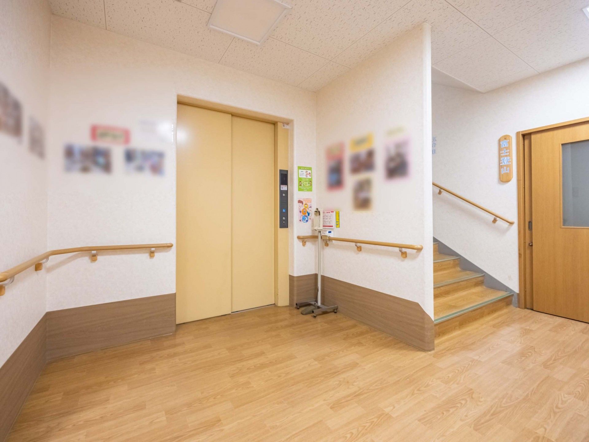 手すり付き廊下のエレベーター前