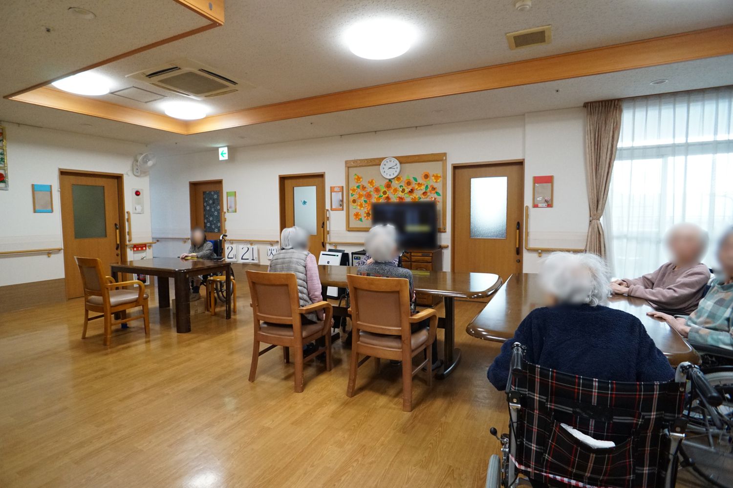 椅子とテーブルが設置された共有スペース