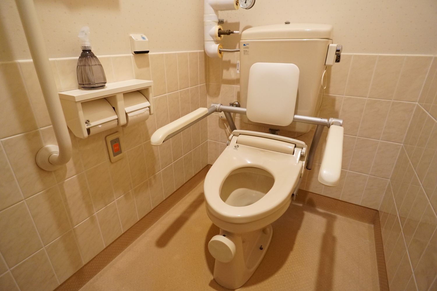 手すりが取り付けられているトイレ