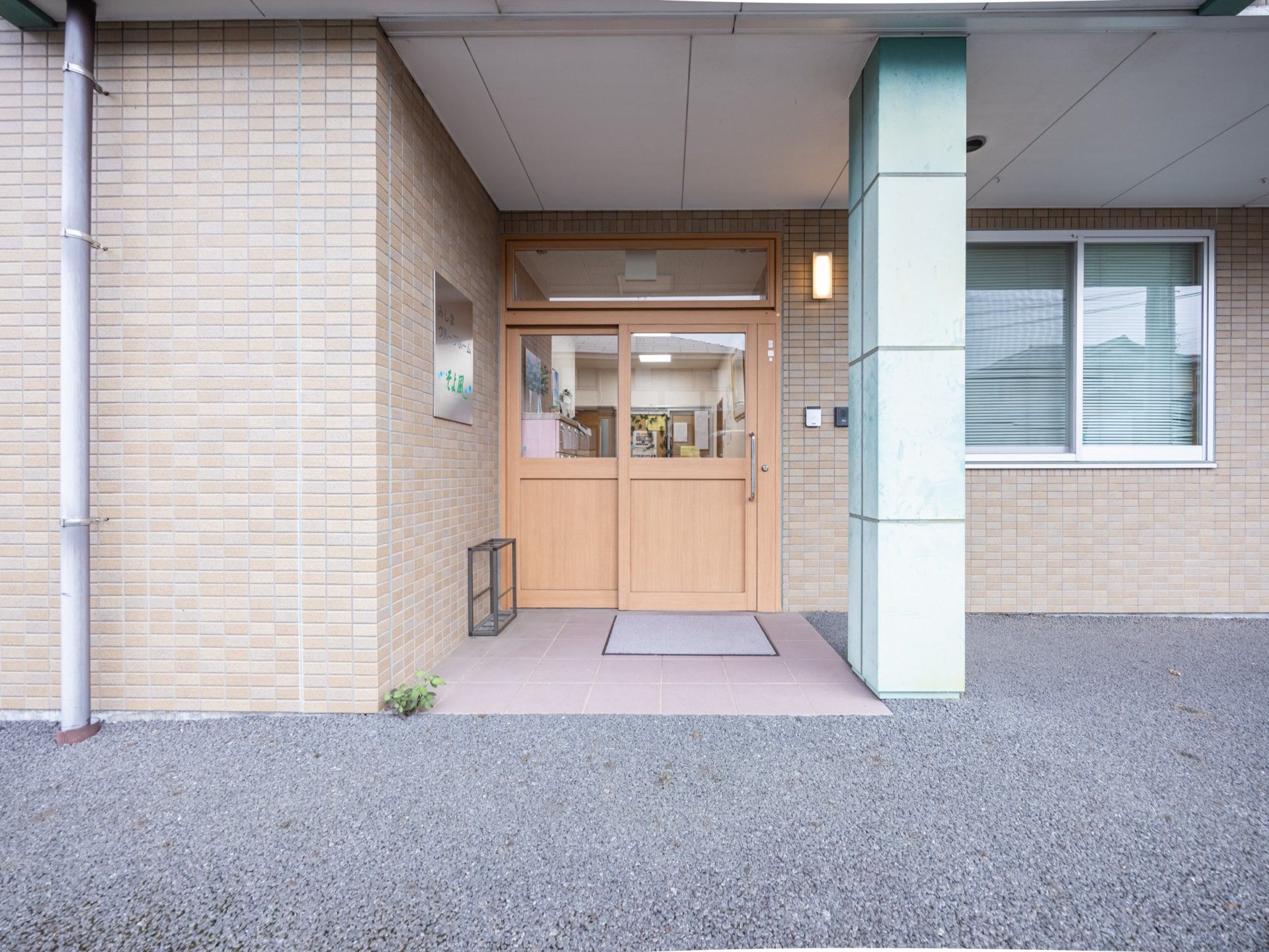 明るいエントランスの風景