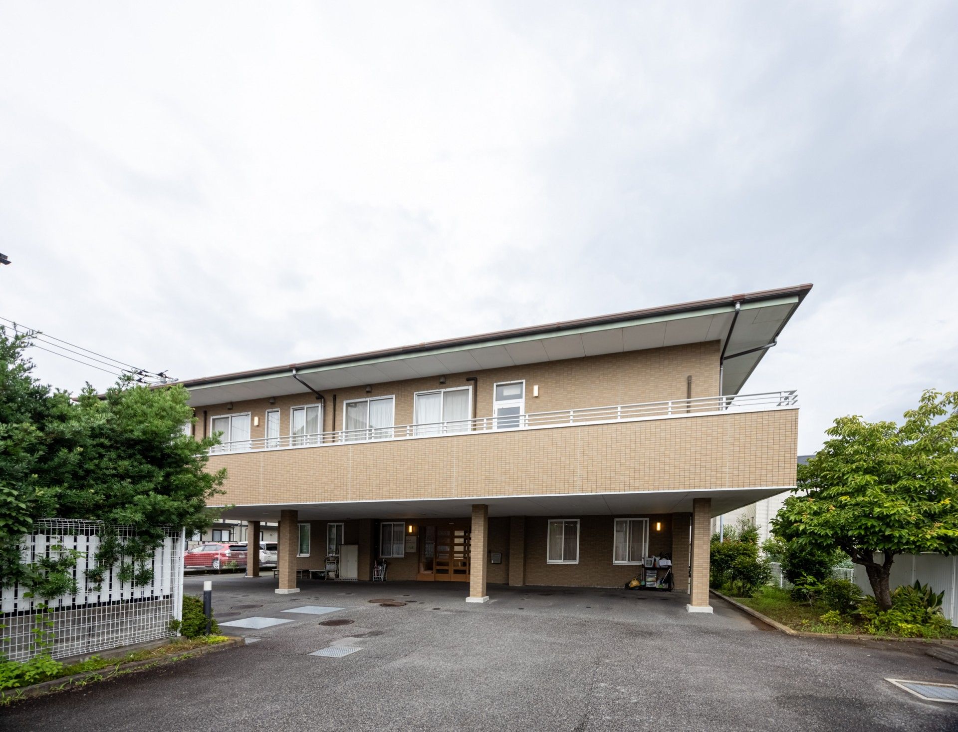 一般的なマンションのような形状で、親近感を持てる施設の外観