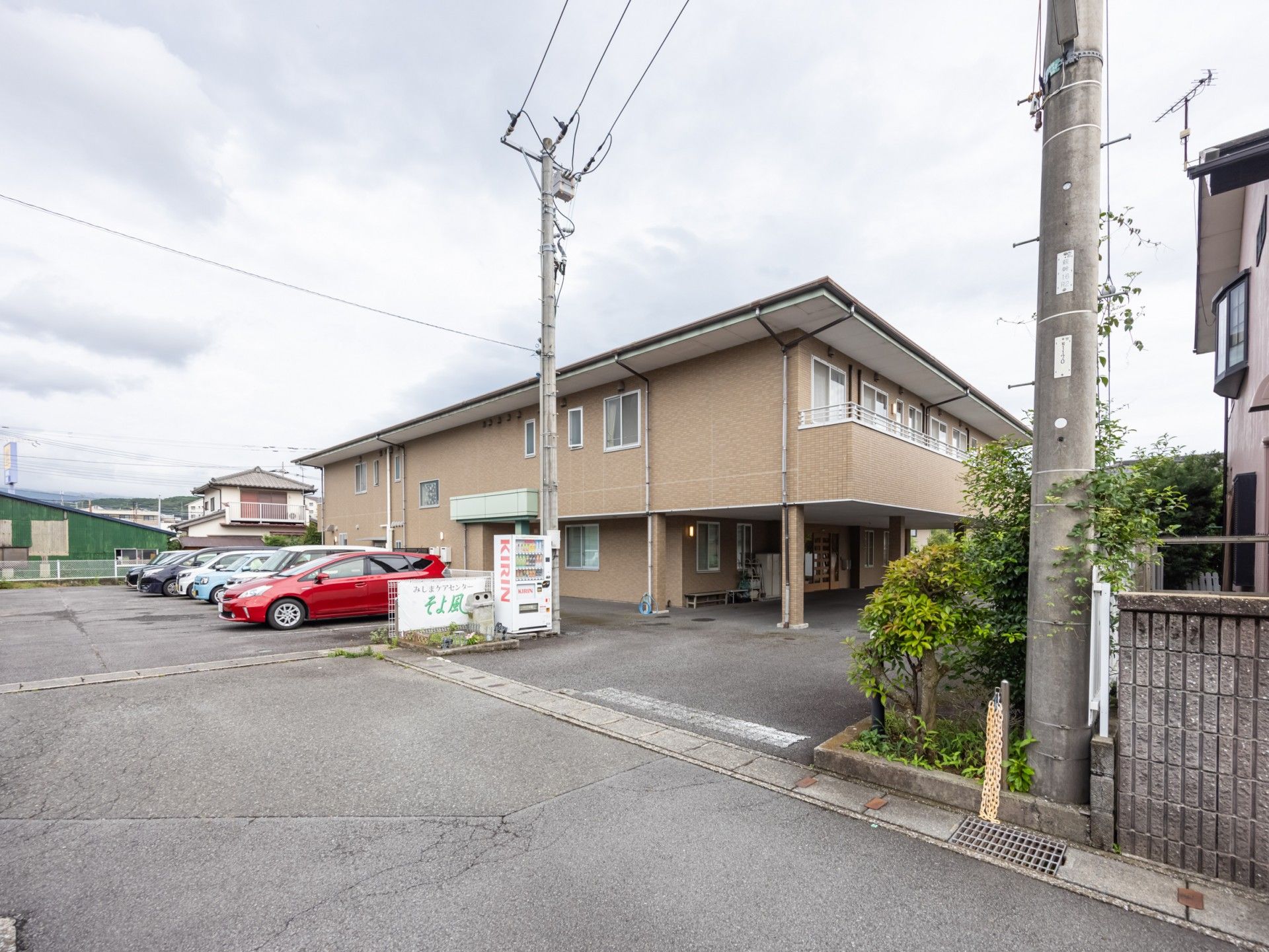 ゆったりとした外観の建物