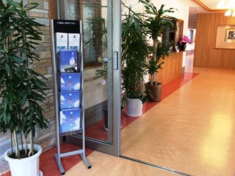観葉植物が多く置かれたエントランス。床は段差がなくフラットで、自動ドアのため車椅子をご利用の方や足の不自由な方にも安全に入館していただける。
